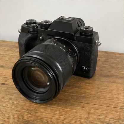 Mirrorless camera and zoom lens